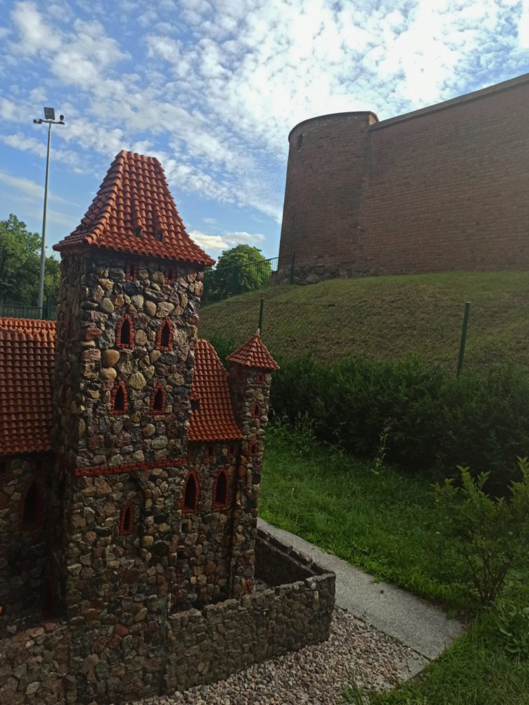 zamek papowo biskupie w parku miniatur chelmno 